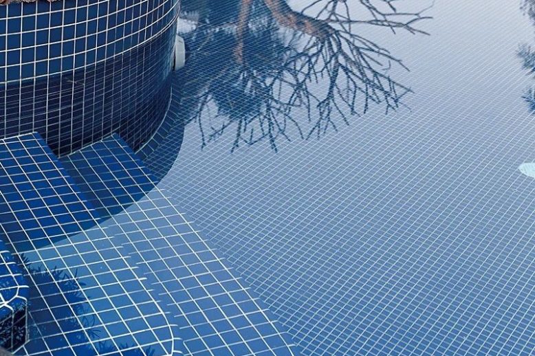 Custom glass pool tiles for a seamless pool finish (1)